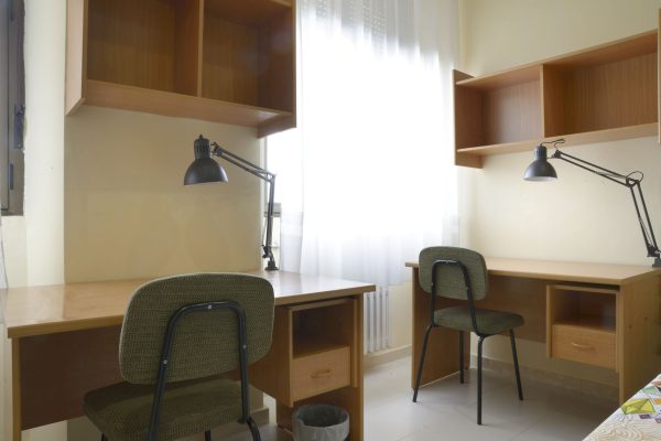 Studium Living - habitación doble mesas de estudio
